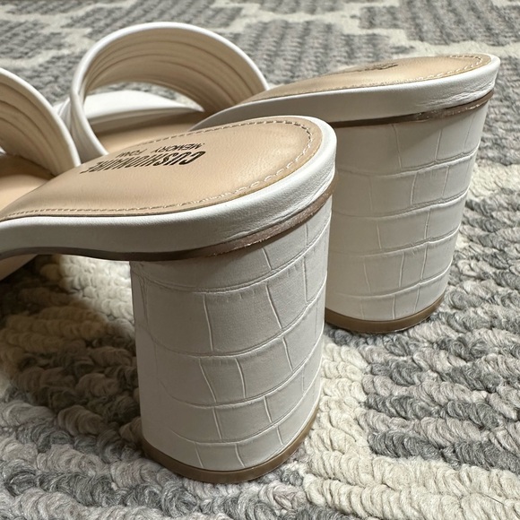 Cushionaire Imrma Strappy Block Heel Sandals - Picture 9 of 10